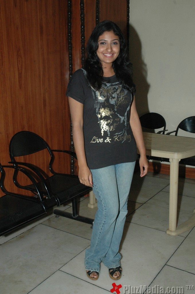 Monica in t-shirt & jean - Photos | Picture 94910